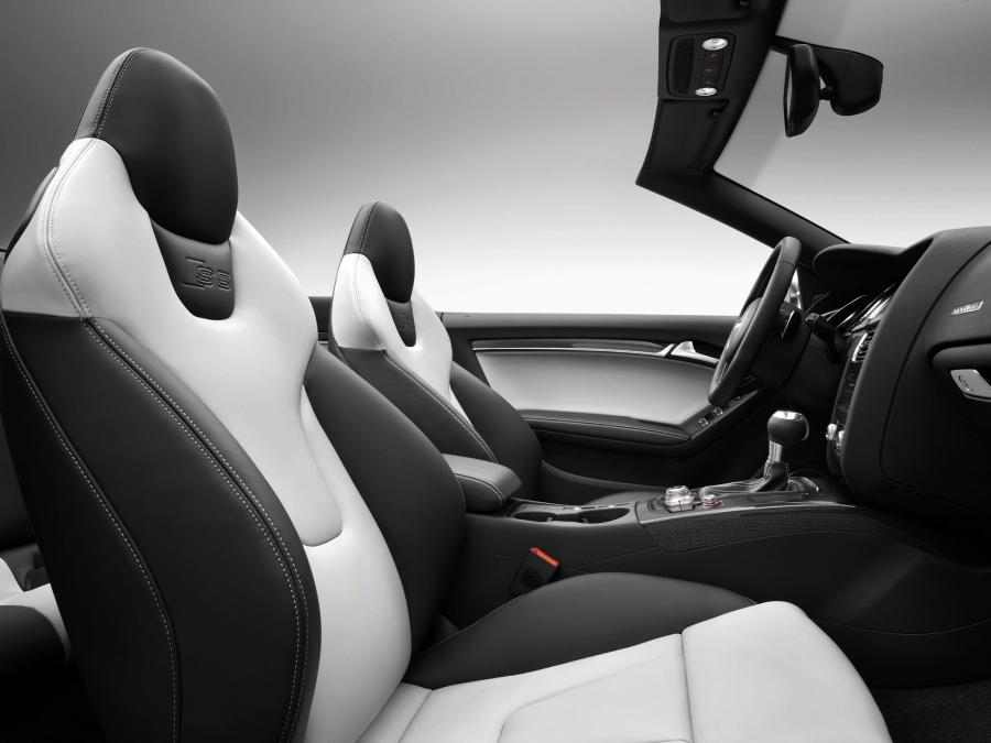 Интерьер Audi S5 Cabriolet 2011 года  (фото 14 из 23)